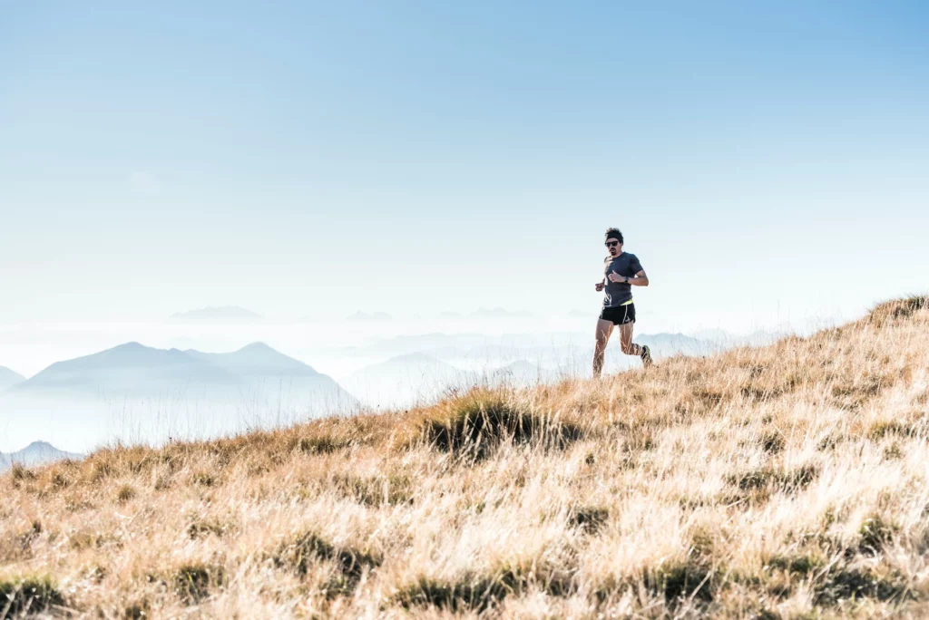 Un homme faisant son jogging en montagne