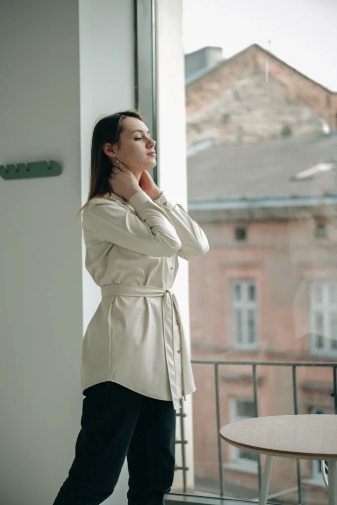 une femme montrant une douleur au cou